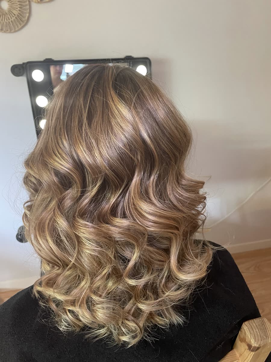 Balayage blond aux ondulations souples, réalisé à Angers