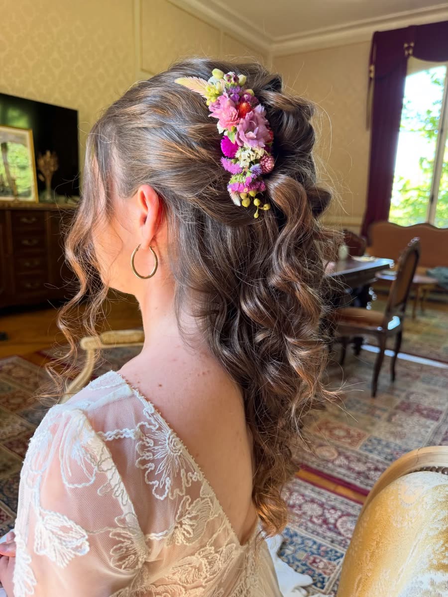 Coiffure de mariée relevée et ornée de fleurs à Angers